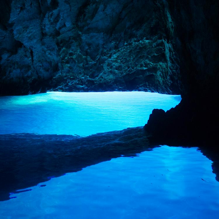 ビシェヴォ島の青の洞窟 クロアチアの青の洞窟