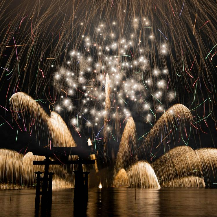 Miyajima Underwater Fireworks Catch the brilliant firework